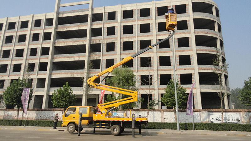 雾霾克星-福万达空气净化路灯再次亮相长治街头